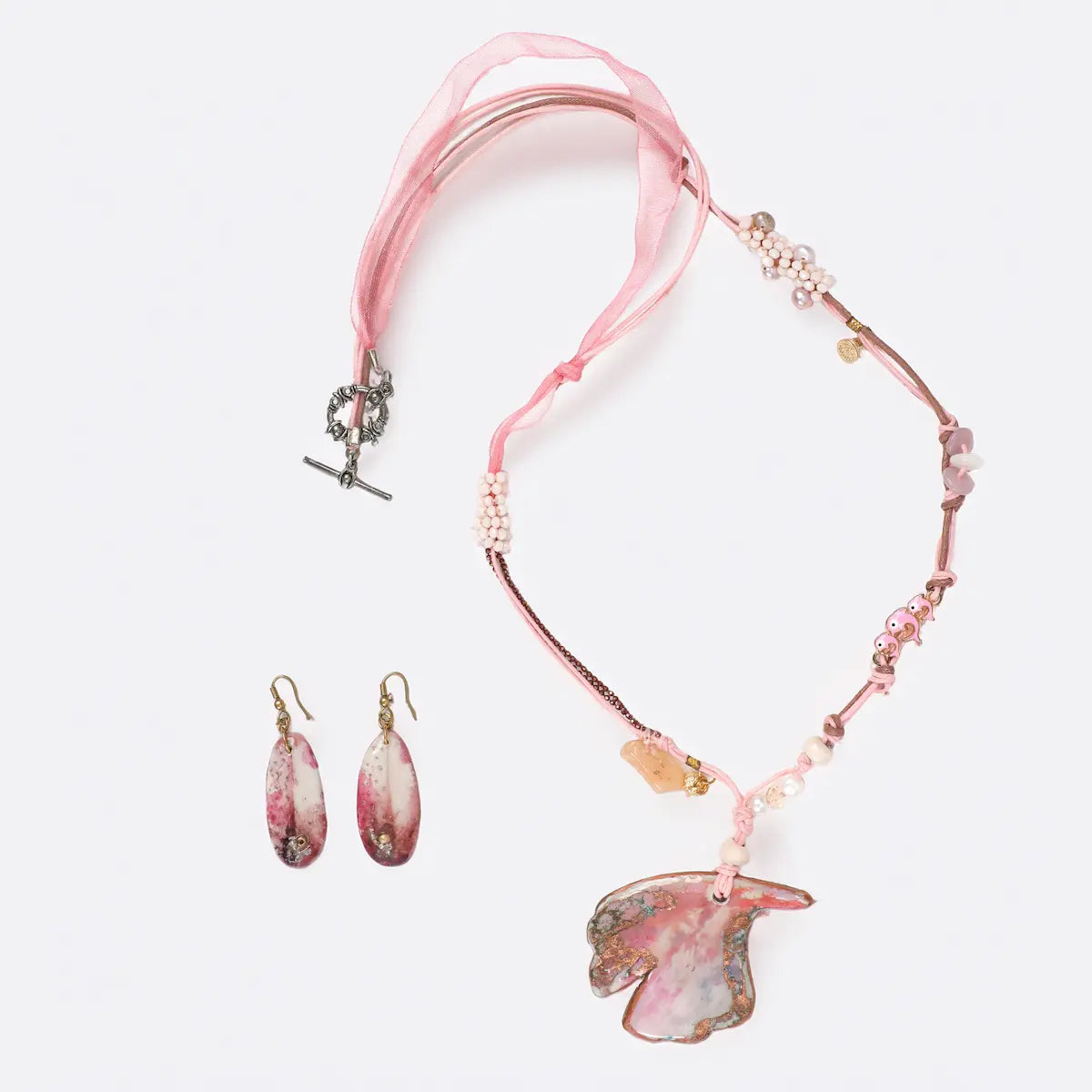 Artful Pieces for Effortless Styling 32