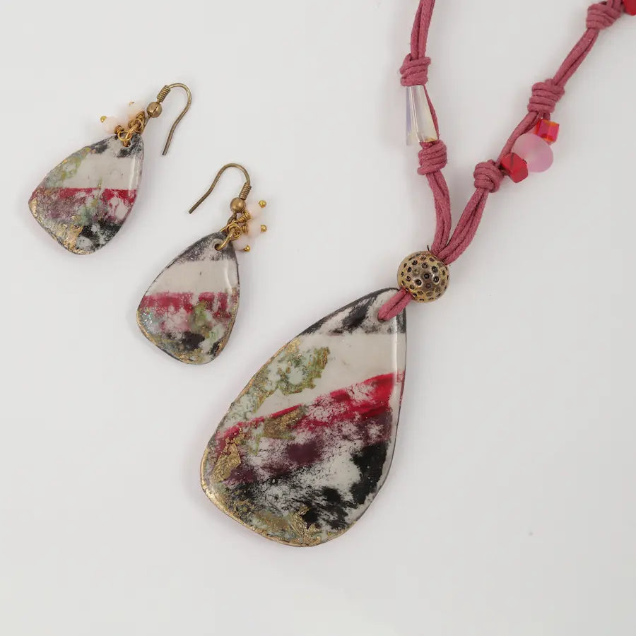 Artful Pieces for Effortless Styling 38